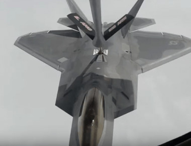 Ανεφοδιασμός καυσίμων σε F-16 / F-22 από KC-135 Stratotanker (βίντεο)